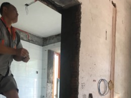 泰安环山路别墅瓷砖施工铺贴中--鹤立在施工地