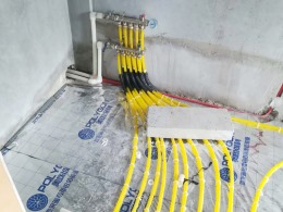 泰安和园地暖铺贴装修阶段-鹤立在施工地