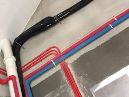 泰安记者村小区水电改造装修阶段-鹤立在施工地
