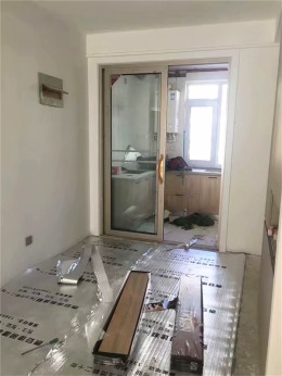 泰安时代佳苑主材安装中—鹤立在施工地