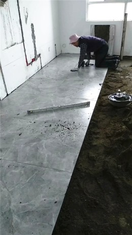 泰安王府花园瓷砖铺贴进行中—鹤立装饰在施工地