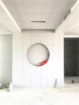 泰安新泰珠光国际复式木工结束，贴砖，安装阳光房，封窗户，外墙防水同时进行中